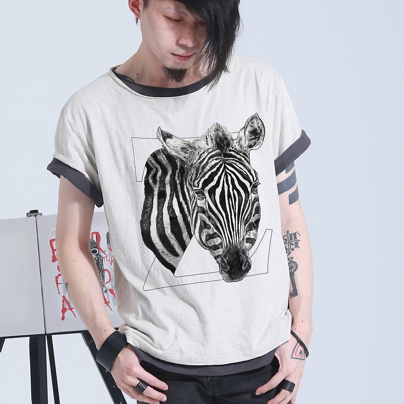 Zebra 斑马 手绘字母T - 男装上衣/T 恤 - 棉．麻 白色