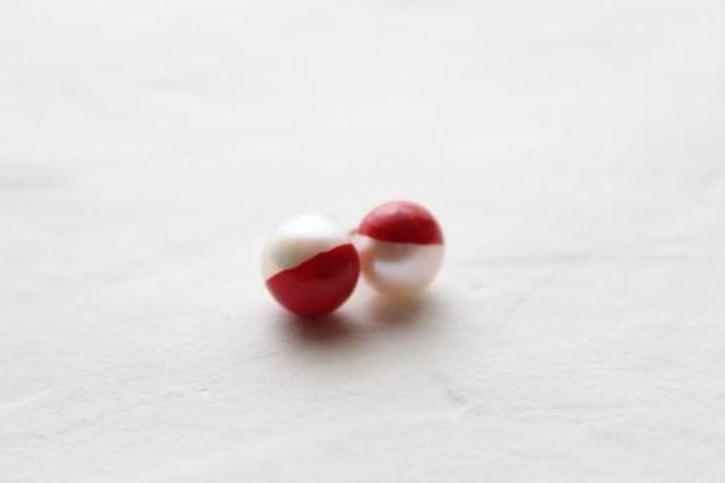 色漆のツートーンパールピアス(紅) - 耳环/耳夹 - 其他金属 白色