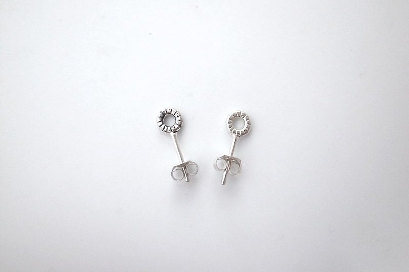 小怪兽套圈圈 纯银耳环(一对)silver925 - 耳环/耳夹 - 银 银色