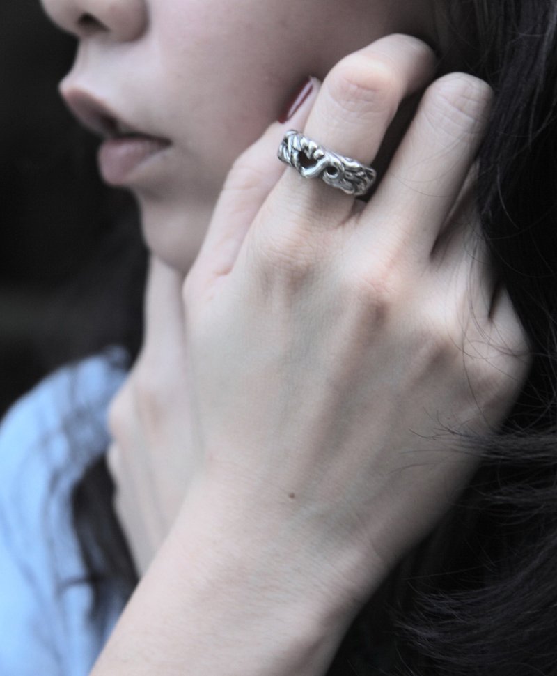 爱心造型纯银戒指 - 戒指 - 其他金属 灰色