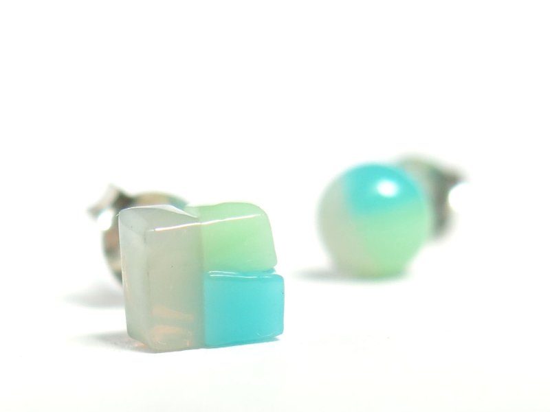 回+骰子琉璃耳环 - 耳环/耳夹 - 玻璃 绿色