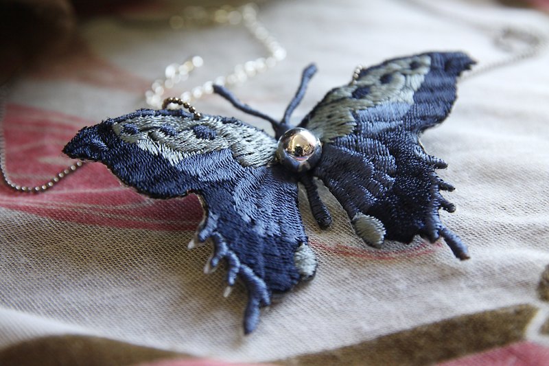 Butterfly  embroidery pin布蝴蝶项链 － 深蓝色 - 项链 - 其他材质 蓝色