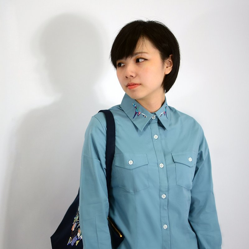 humming- 彩红logo Embroidered Shirt 〈绣花衬衫〉 - 女装衬衫 - 其他材质 蓝色