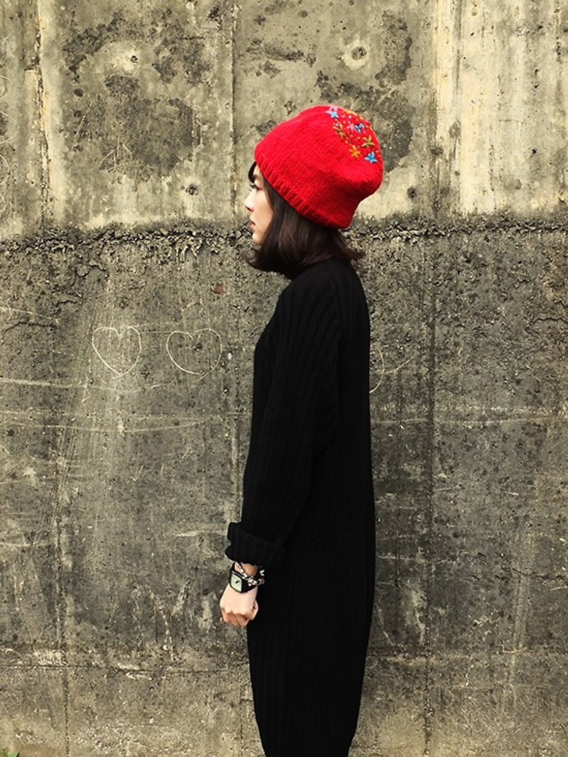 纯羊毛手编毛帽Hand-made in Nepal（刺绣花朵-红） - 帽子 - 其他材质 黑色