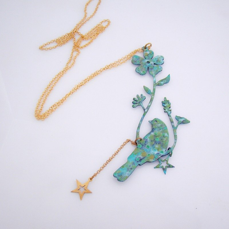 Patina bird flower necklace in brass - 项链 - 其他金属 