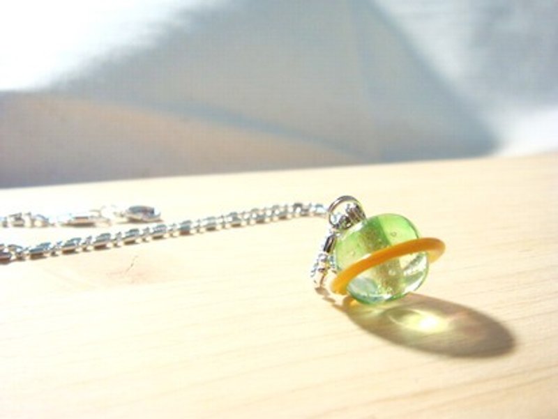 柚子林琉璃 - 充满爱的小土星 - 绿x橘 - 琉璃项链 - 项链 - 玻璃 绿色