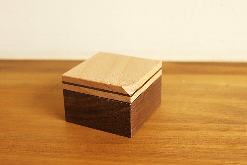预购款-包容-缺角系列 / 木戒盒-优雅经典款 (镭雕刻字需另购) - 戒指 - 木头 咖啡色