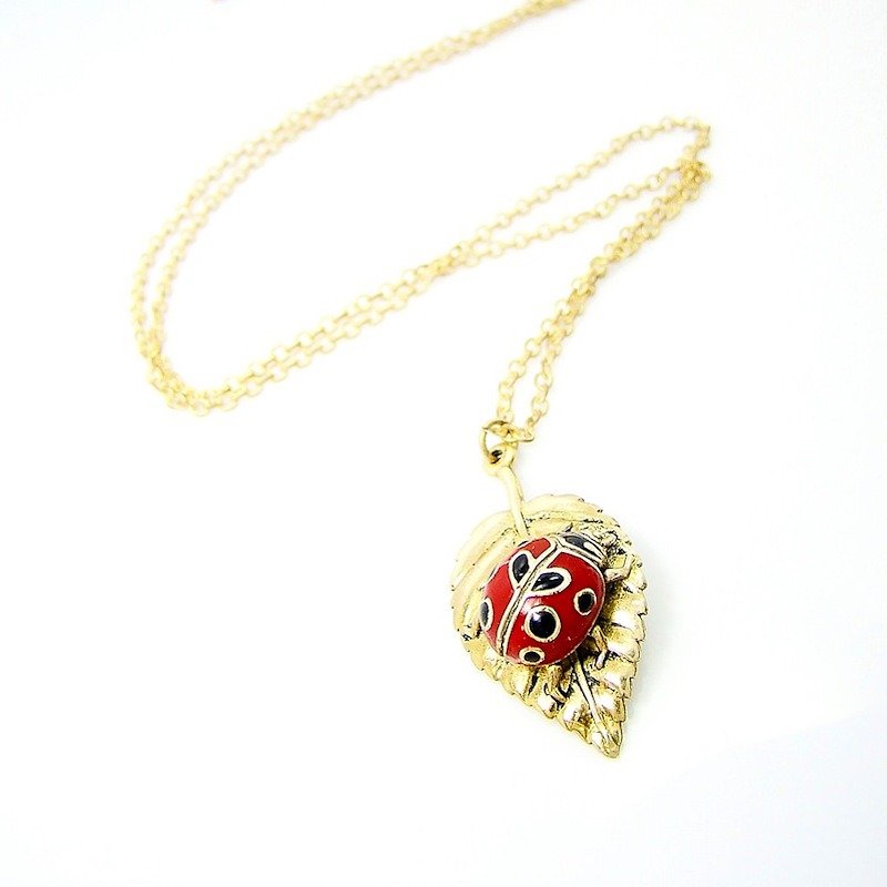 Ladybug on leaf pendant in brass ,Rocker jewelry ,Skull jewelry,Biker jewelry - 项链 - 其他金属 