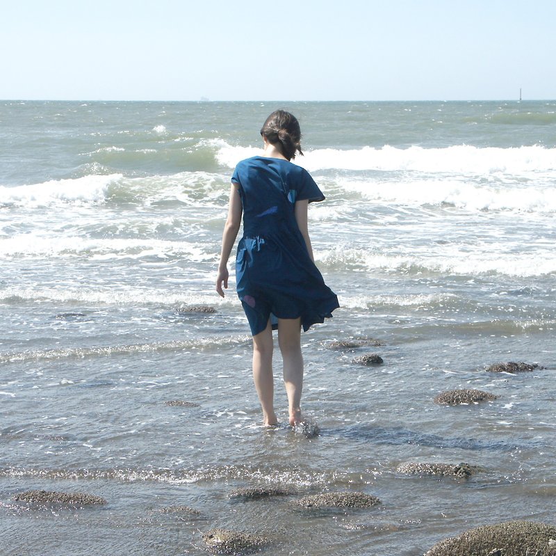 ﹅海草泡泡 / 和你一起上山下海口袋洋装 / 星、山、陨石 / 小狗水滩湛蓝口袋洋装 - 洋装/连衣裙 - 棉．麻 蓝色