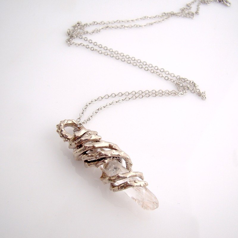 Patina roses pendant with clear quartz stone and oxidized antique color - 项链 - 其他金属 