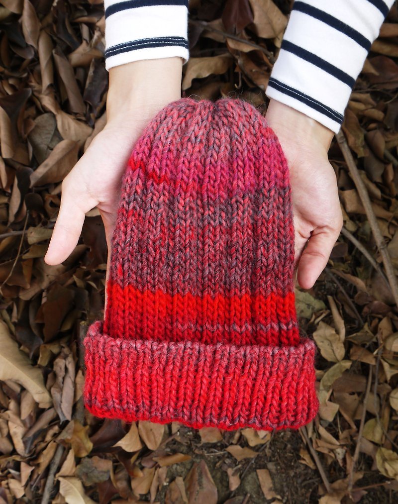 阿母100%的手作帽-反摺毛帽 百搭/鲜红渐层/新年/礼物 - 帽子 - 其他材质 红色