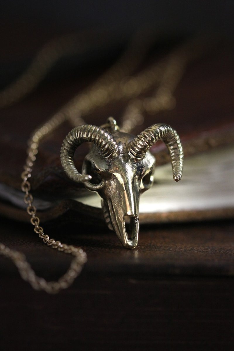 Goat Skull Necklace by Defy. - 项链 - 其他金属 金色