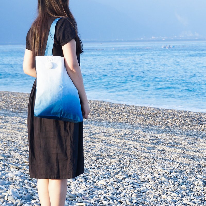 S.A x Ocean 蓝染海洋自然图案肩背包 - 侧背包/斜挎包 - 棉．麻 蓝色