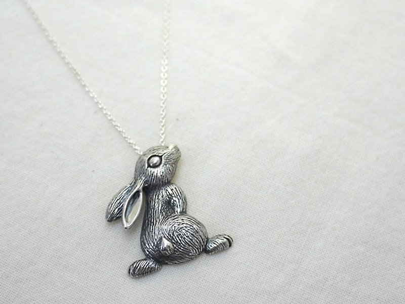《回头兔》手工纯银坠饰 - 项链 - 其他金属 灰色