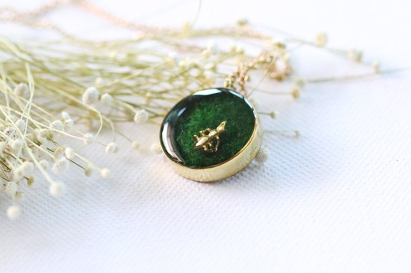 Ant pendant necklace on the grass by linen. - 项链 - 其他金属 