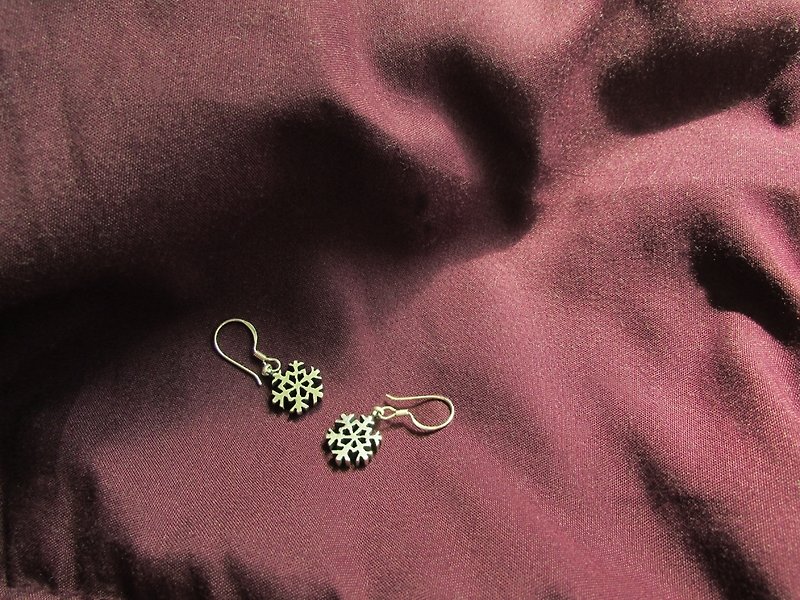 snowflake earrings_雪花耳环 |耳针 耳夹 设计师手工 圣诞节礼物 - 耳环/耳夹 - 银 银色