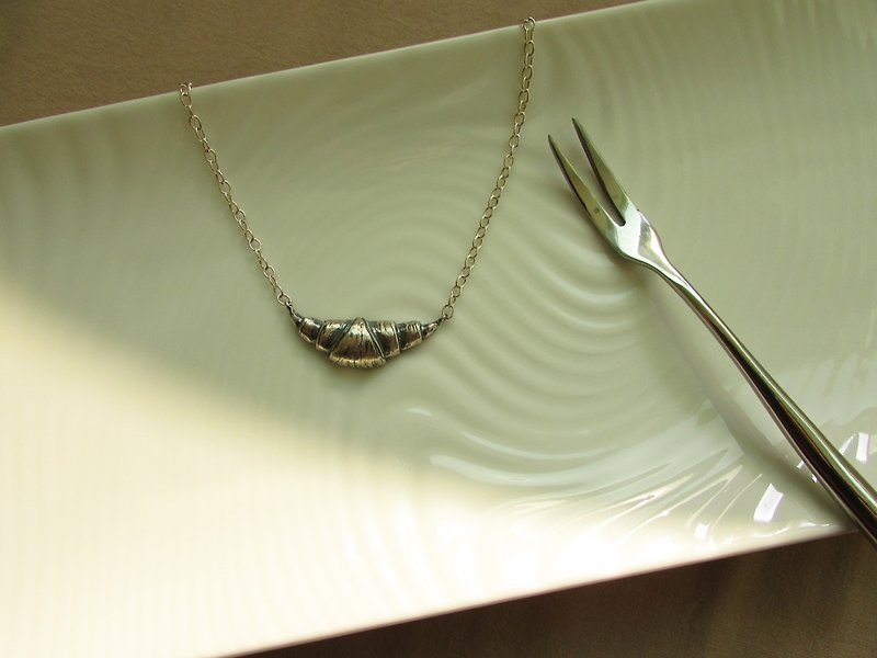 mittag【NL416】Croissant 可颂 设计师手工 纯银项链-附品牌原木珠宝盒、拭银布...超取免运 - 项链 - 其他金属 白色