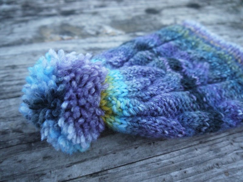 阿母100%的手作帽-麻花编织毛球帽-浅蓝紫跳色渐层/情人节/礼物 - 帽子 - 其他材质 蓝色