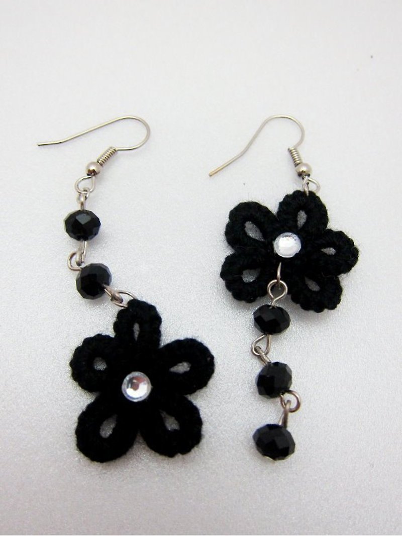 黑色蕾丝编织花形．不对称耳环（现货） - 耳环/耳夹 - 压克力 黑色