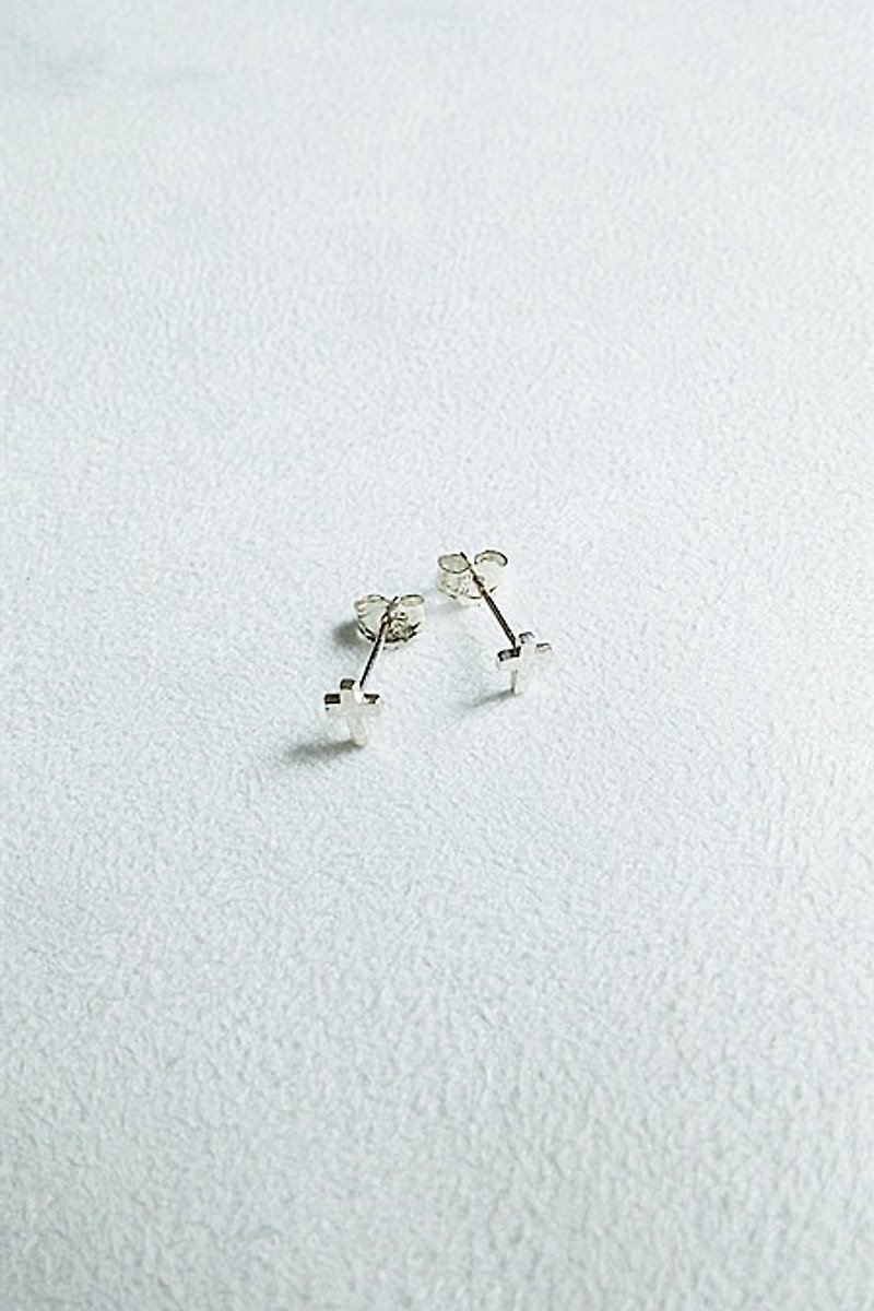 十字架・耳环 925纯银【SZE1624】 - 耳环/耳夹 - 其他金属 白色