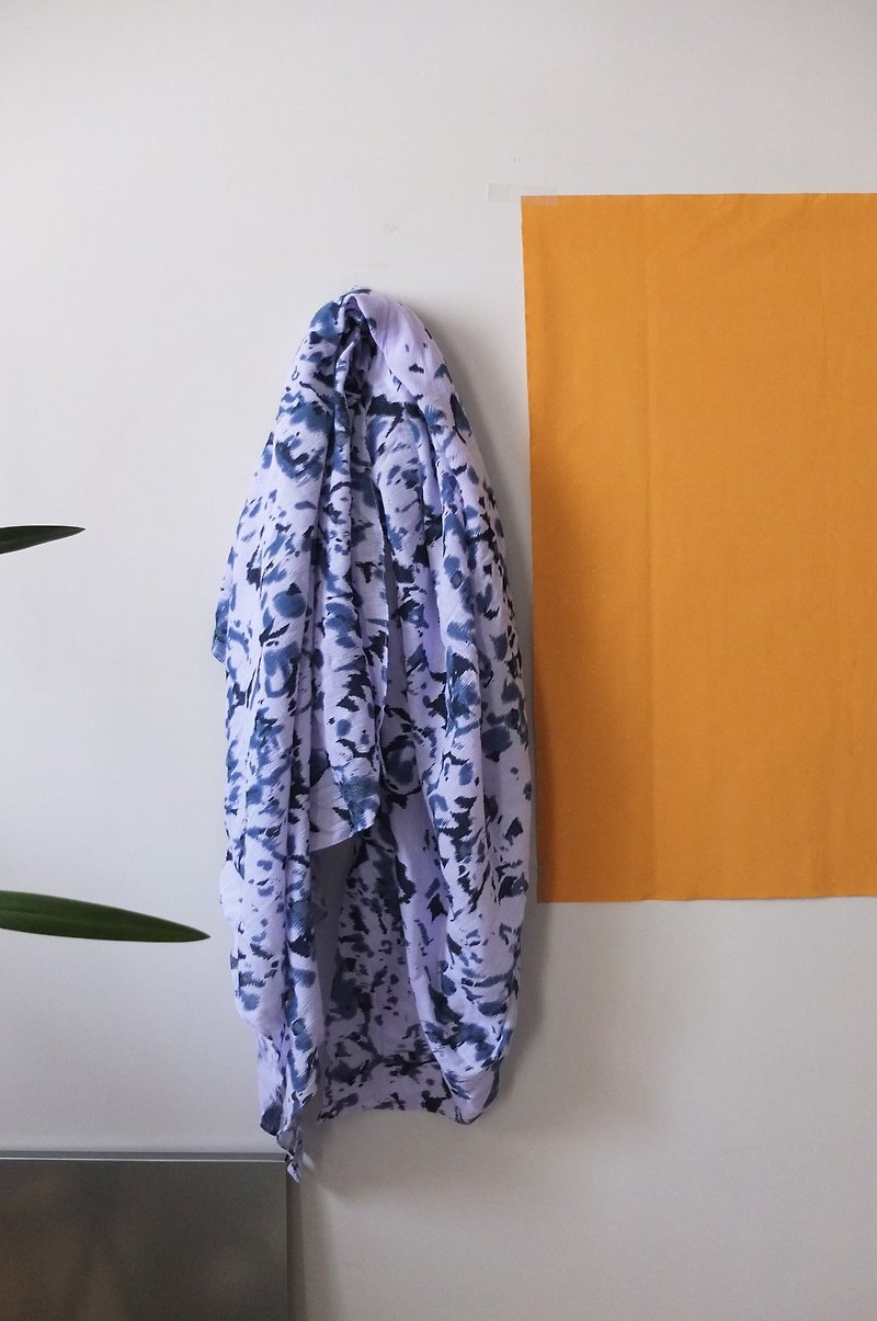 Batik紫蓝手染印花棉麻围巾 - 丝巾 - 其他材质 