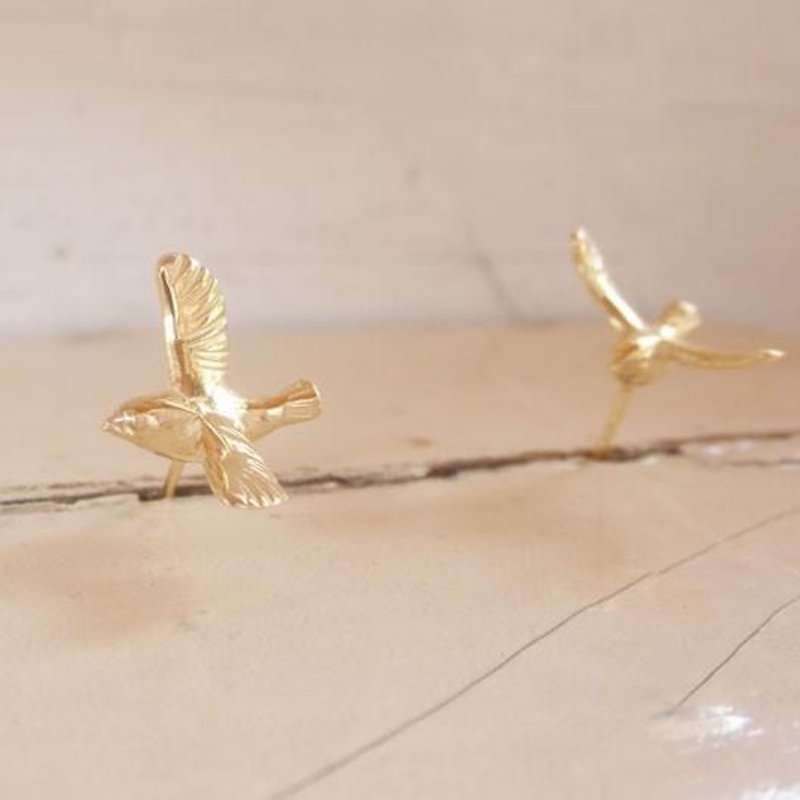 羽ばたく小鳥のピアス - 耳环/耳夹 - 其他金属 金色