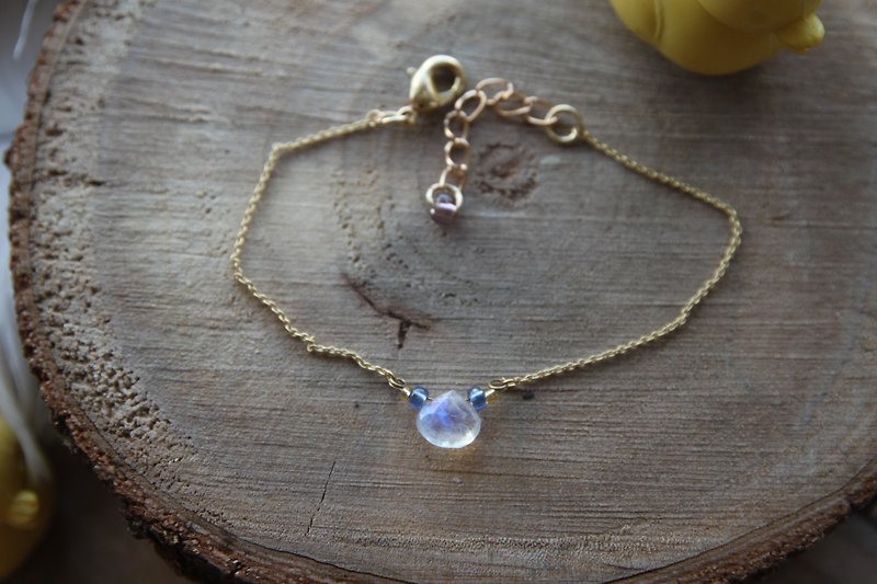 Gold-plated moonstone bracelet 超美质素的天然蓝光胖心形月亮石镀金手链 - 手链/手环 - 其他材质 蓝色
