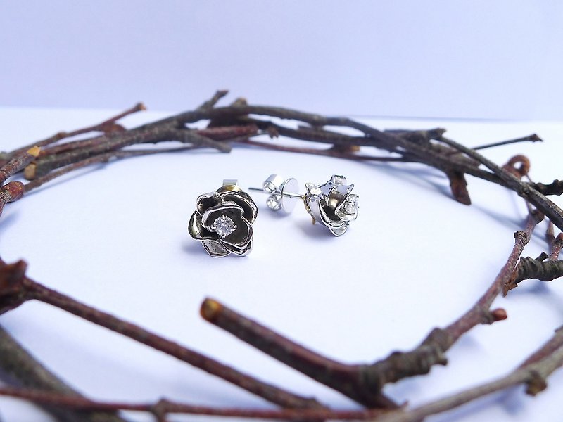 HK103 ~ 925银玫瑰花造型耳环 - 耳环/耳夹 - 其他金属 白色