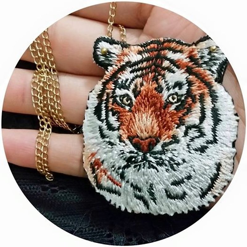 tiger  embroidery long necklace  with silver-plated chain 今晚打老虎长项链 - 长链 - 其他材质 咖啡色