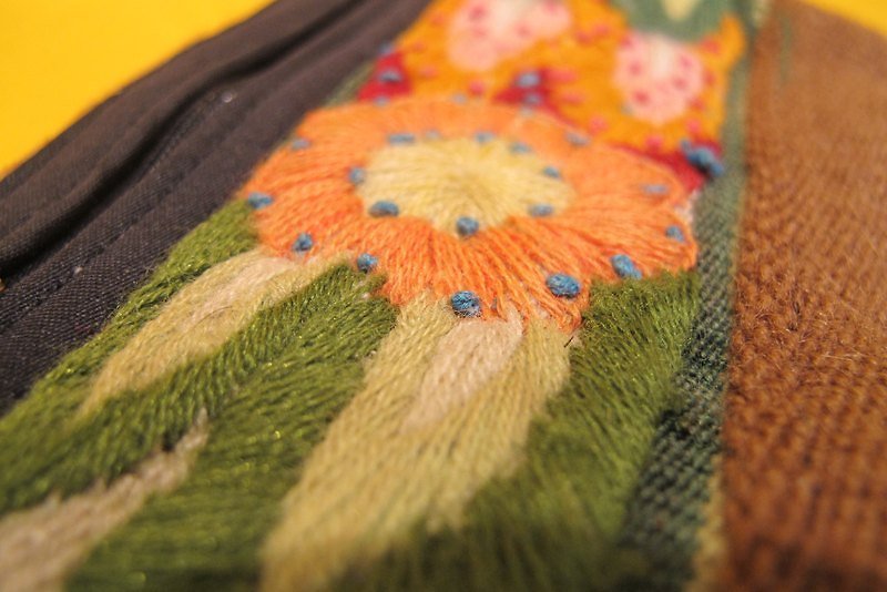 羊驼织布拼接手工刺绣长方包-黄黄花 - 其他 - 其他材质 多色