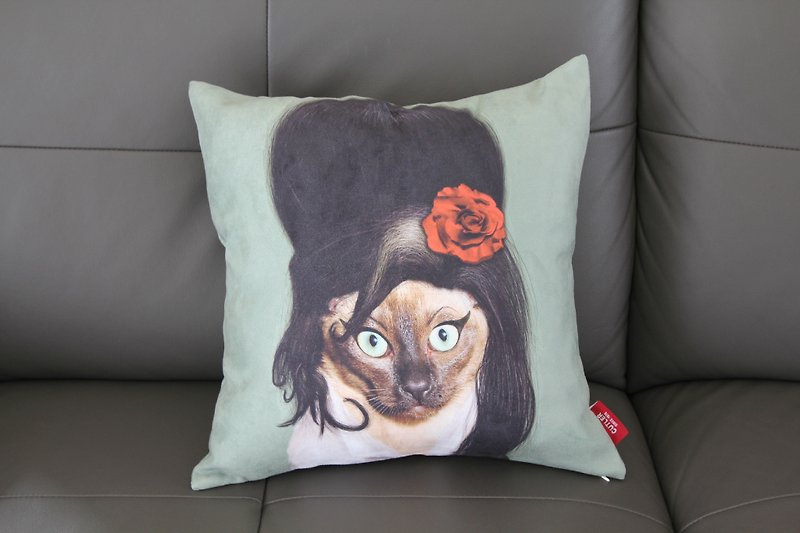 〔SUSS〕明星动物绒毛抱枕套（艾美·怀恩豪斯Amy Winehouse 。猫咪）--适合办公室/居家/送礼/生日使用。现货包邮 - 枕头/抱枕 - 棉．麻 蓝色