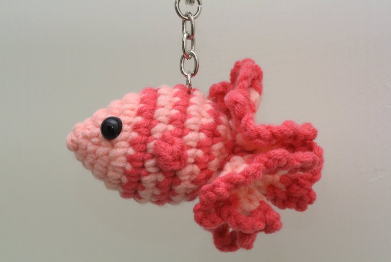 【Knitting】年年有余（鱼）系列-粉雕玉琢 - 钥匙链/钥匙包 - 其他材质 粉红色
