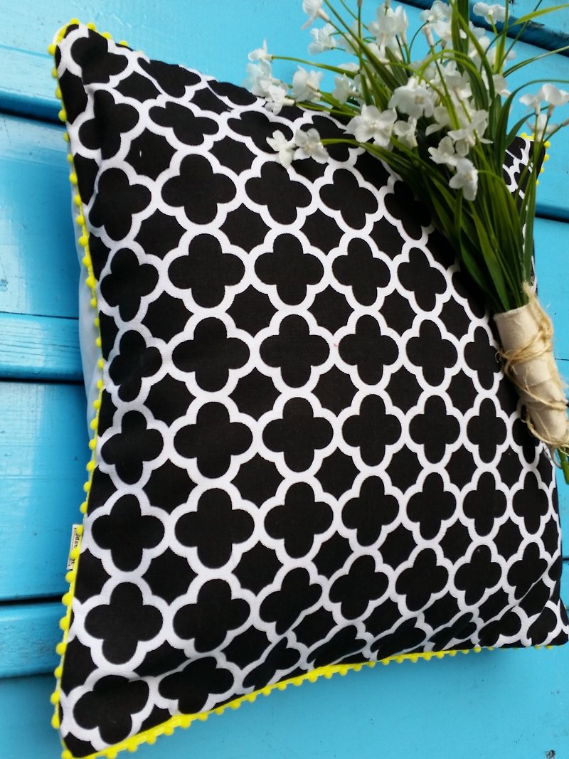 北欧款式黑色几何图案黄色小毛球抱枕靠枕靠垫枕套 - 枕头/抱枕 - 其他材质 黑色