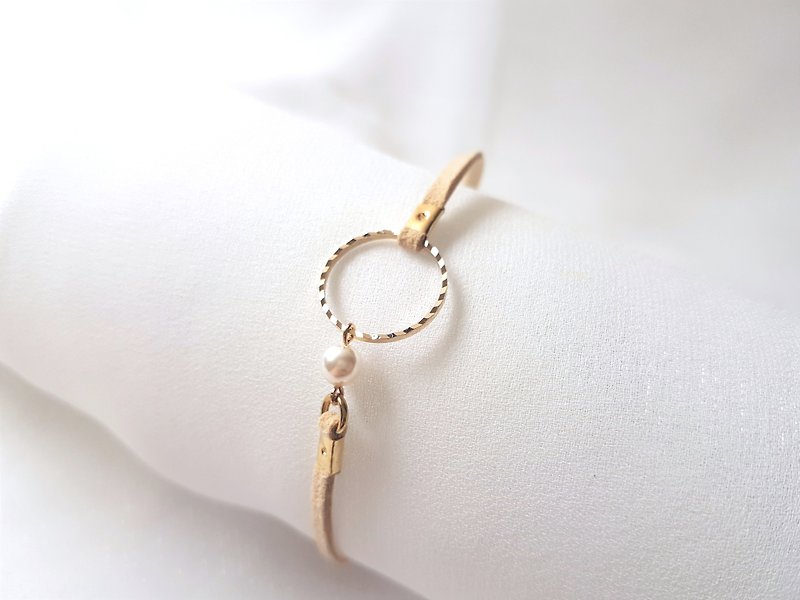 简约 刻痕 金属圈 珍珠 麂皮绳 细环 (浅卡其) - 手链/手环 - 珍珠 卡其色
