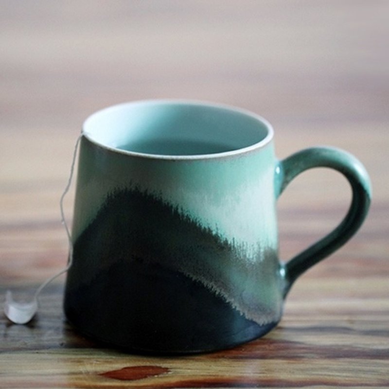 300cc【MSA文青手工陶杯】一杯山水 有好山有好水 现代手作高温窑变釉陶瓷 茶杯 手工马克杯雕刻 - 咖啡杯/马克杯 - 其他材质 绿色
