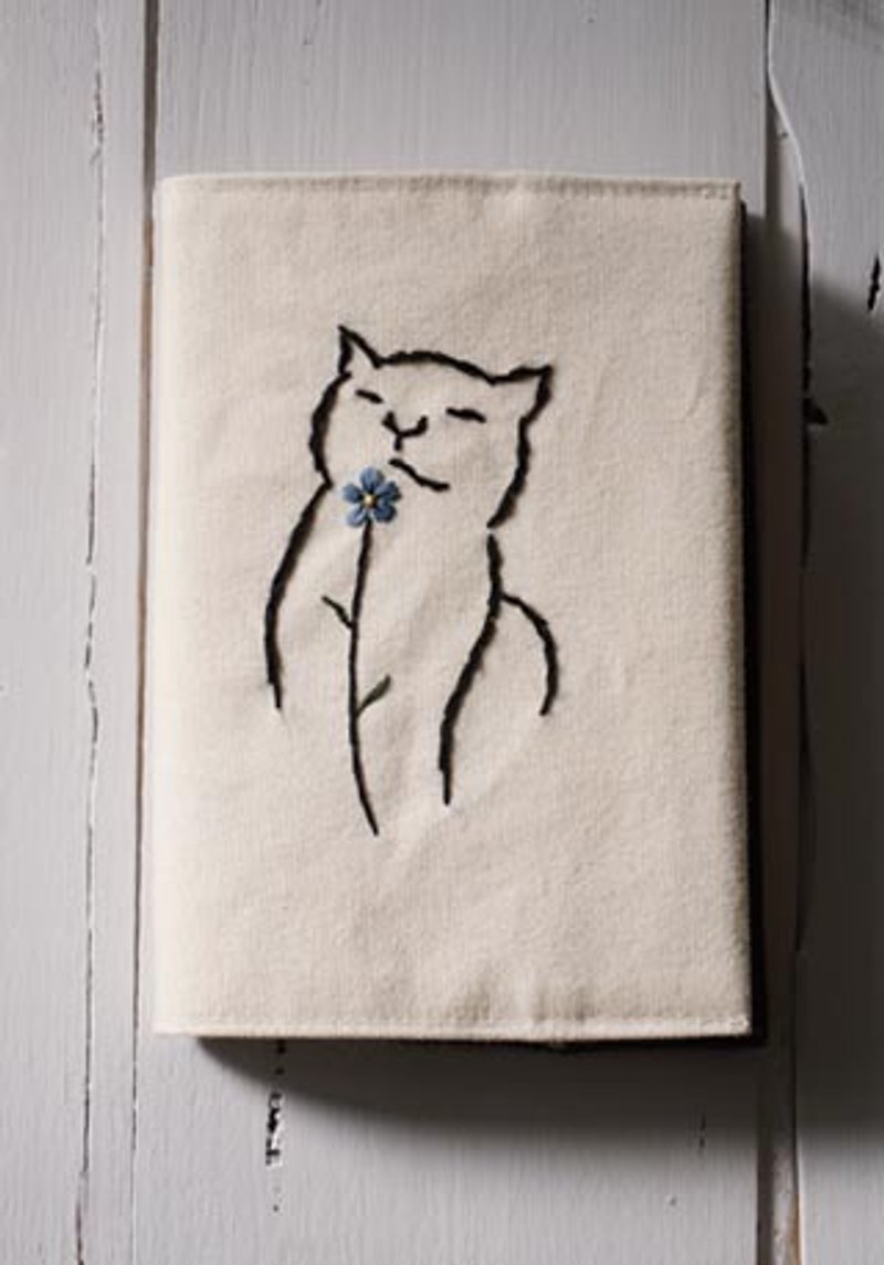 猫与勿忘我蓝花手工刺绣记事本 - 笔记本/手帐 - 棉．麻 白色
