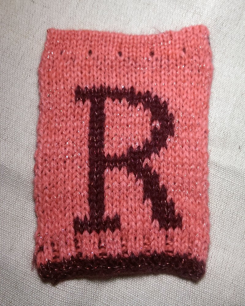 Lan 毛线26字母四角旗帜-粉桃底酒红字R - 摆饰 - 其他材质 粉红色