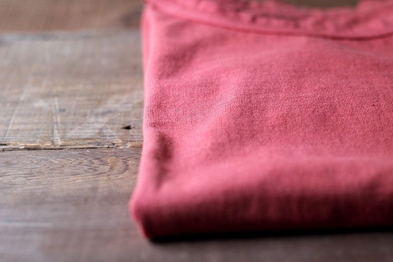 植物染T恤 ░ 茜草红 S - 女装 T 恤 - 棉．麻 红色