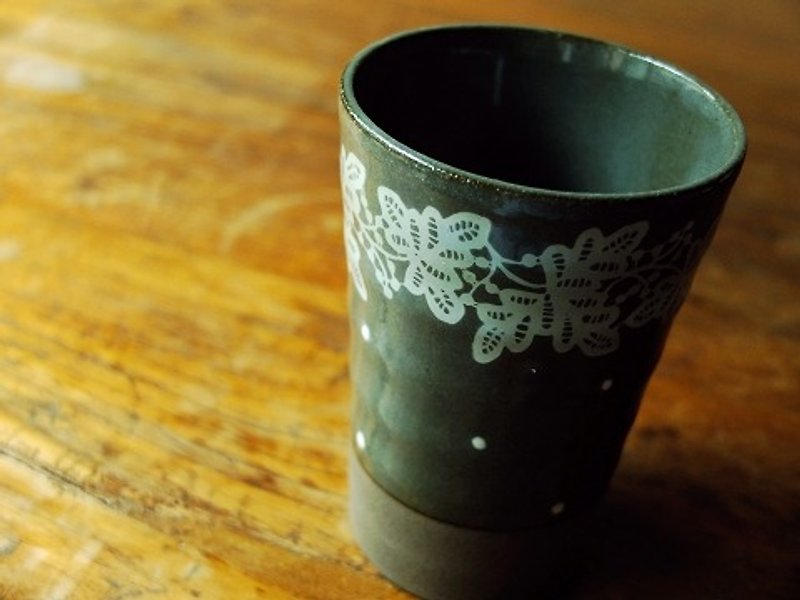 日本IZAWA Lirica蝴蝶蕾丝与点点装饰 啤酒杯/高杯 咖啡黑加长匙 - 花瓶/陶器 - 其他材质 黑色