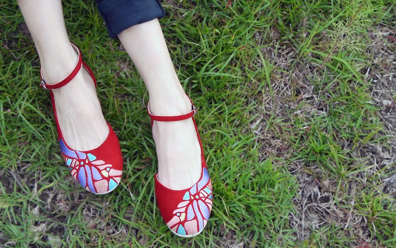 【舆图鞋】柔软篓空绑带平底鞋(红x彩) - 女款休闲鞋 - 真皮 红色