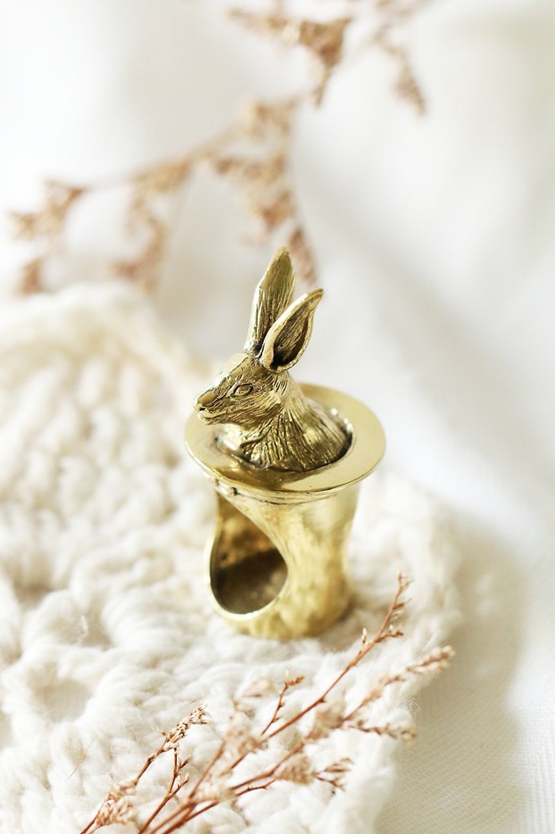 Rabbit in the hat ring by linen. - 戒指 - 其他金属 