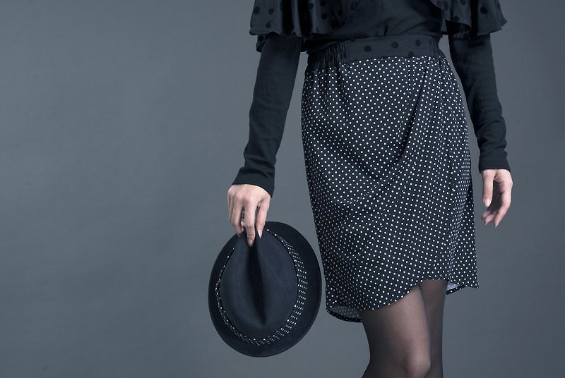 【skirt】垂坠短裙- 灰 / 黑底白点 / 黑底亮粉 x3色 - 裙子 - 棉．麻 黑色