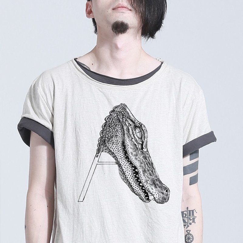 Alligator 鳄鱼 手绘字母T - 男装上衣/T 恤 - 棉．麻 白色