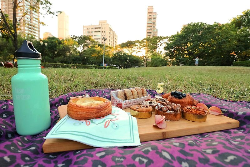 旅人。野餐 // 加大尺寸4-6人，野人花园露营野餐垫 桌垫（附收纳袋） - 野餐垫/露营用品 - 纸 紫色