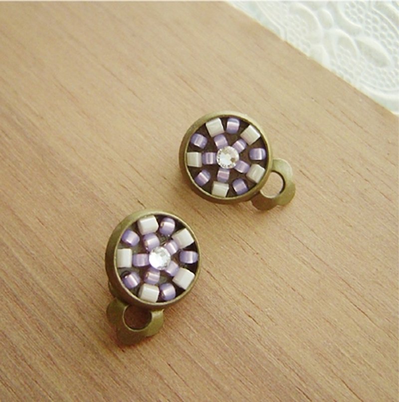 :: 小花砖 ::我的小花园(紫)。贴耳耳环。Swarovski水钻。圆。拼贴 - 耳环/耳夹 - 其他金属 紫色
