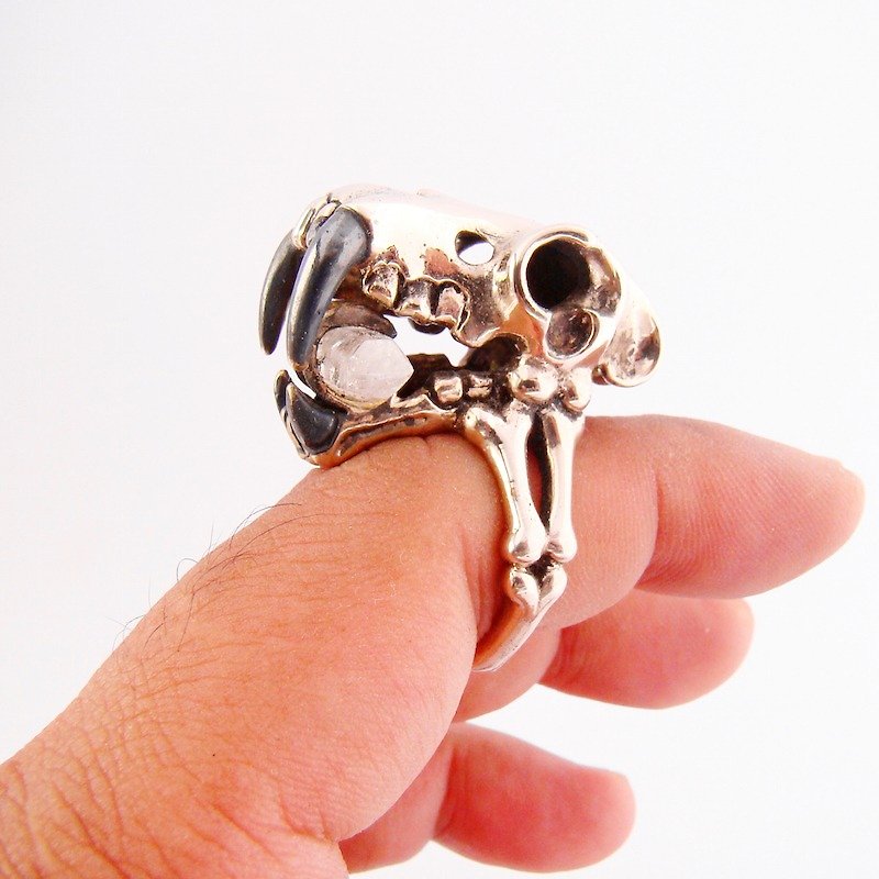 White bronze Saber tooth skull ring with clear quartz stone and oxidized antique color - 戒指 - 其他金属 