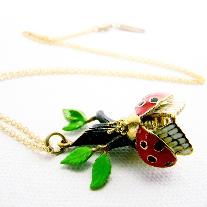 Ladybug branch pendant in brass and enamel color ,Rocker jewelry ,Skull jewelry,Biker jewelry - 项链 - 其他金属 