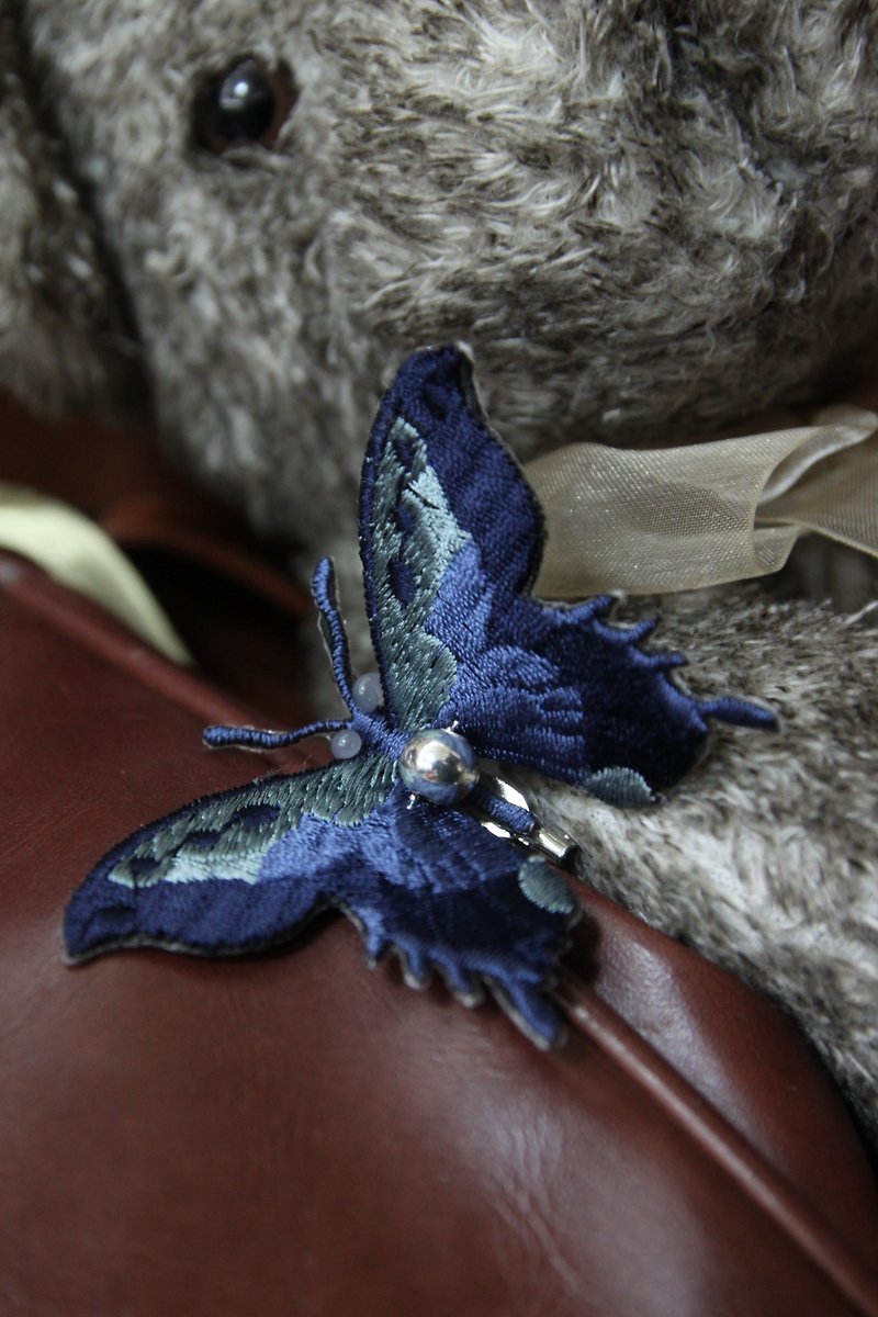 Butterfly  embroidery pin布蝴蝶扣针 -  深蓝色 - 胸针 - 其他材质 蓝色