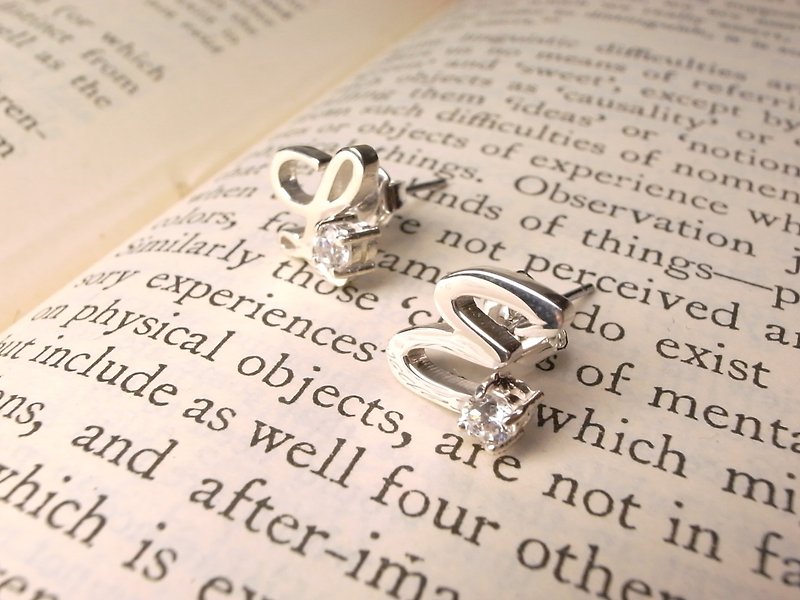 《二毛银》英文单字订做纯银耳环（加钻款）（单卖一支） - 耳环/耳夹 - 其他金属 