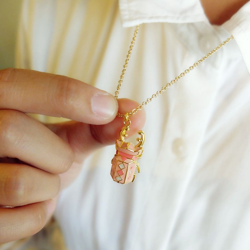 雄鹿甲虫黄铜项链 - 粉红色 - 项链 - 其他金属 粉红色